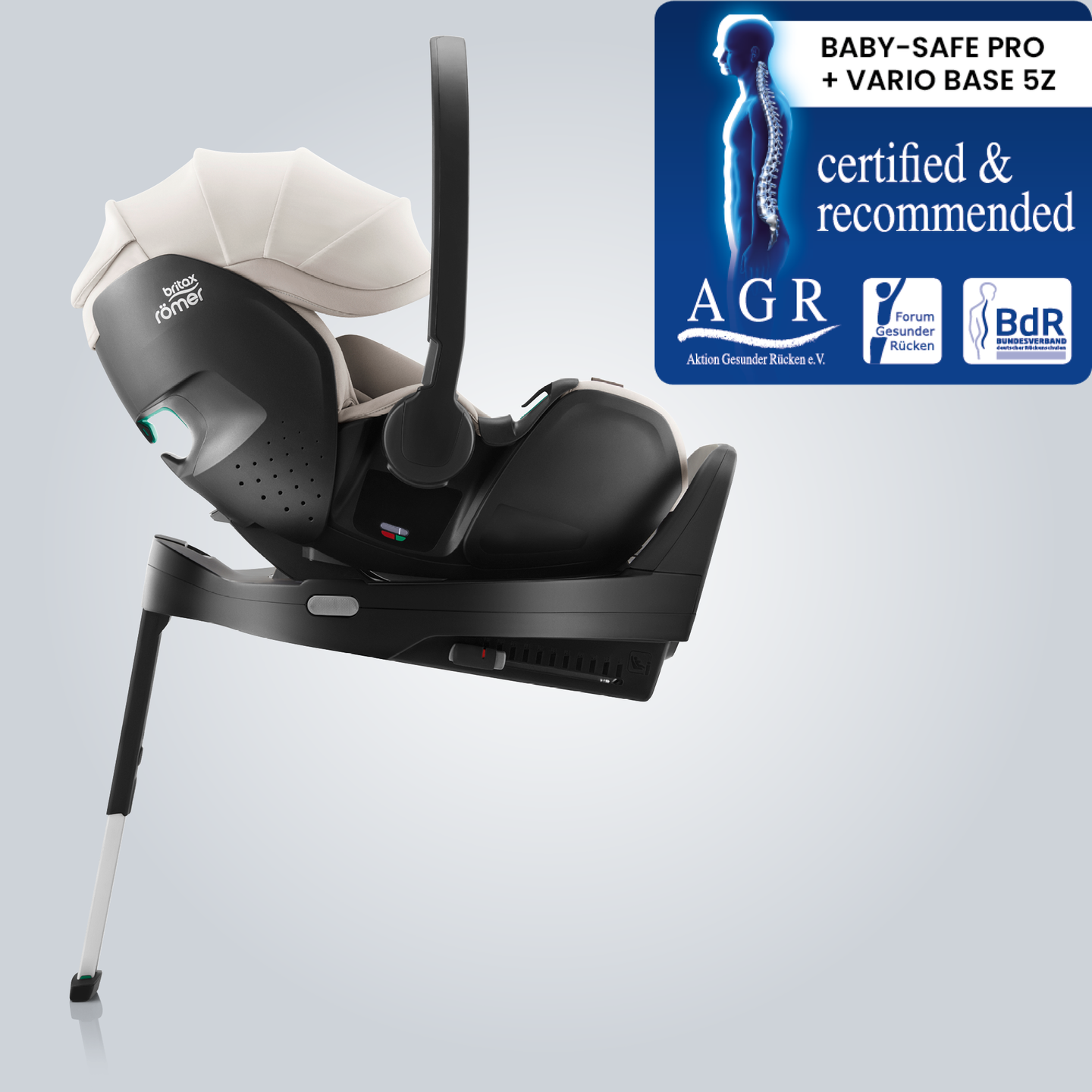 BABY-SAFE PRO babyautostol i Soft Taupe, monteret p&aring; en ISOFIX-base med st&oslash;tteben, vist fra siden med Aktion Gesunder R&uuml;cken e.V. &ldquo;Tested & Recommended&rdquo;-m&aelig;rket.
