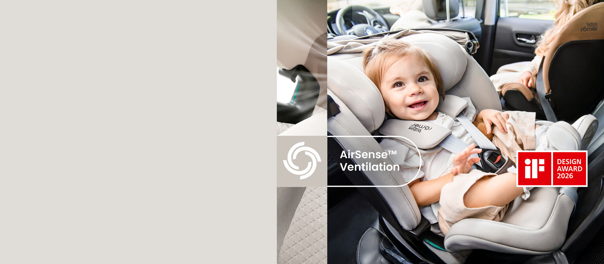 Sm&aring;barn fastsp&aelig;ndt i Britax R&ouml;mer SWIVEL-GROW MAX AIR autostol i en bil, med AirSense&trade;-ventilationsdetaljer og iF Design Award 2026-m&aelig;rke.