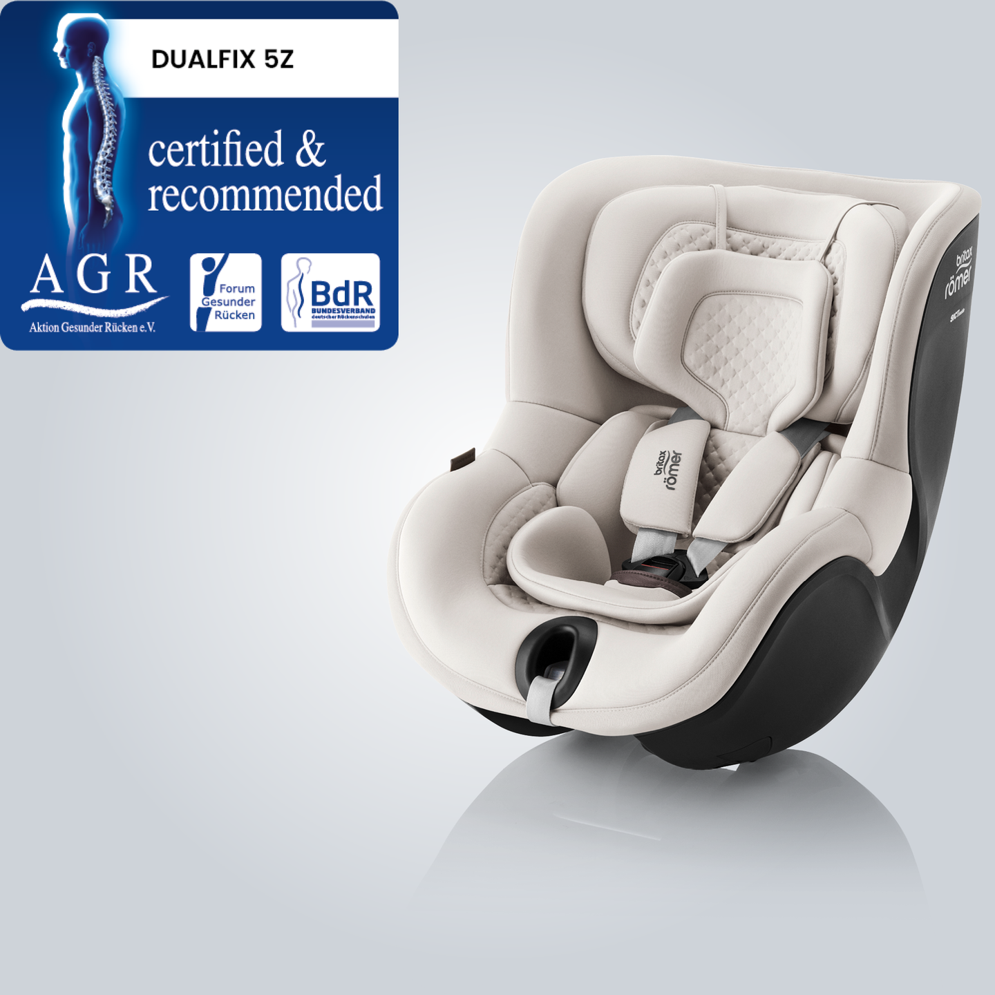 DUALFIX 5Z, en 360&deg; roterbar autostol til sm&aring;b&oslash;rn, vist i fremadvendt position med Aktion Gesunder R&uuml;cken e.V. &ldquo;Tested & Recommended&rdquo;-m&aelig;rket.