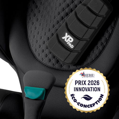 Naerbillede af Britax R&ouml;mer KIDFIX PRO hoejrygget booster-autostol med Eco-Design Innovation 2026 Award-logo og LUX-kollektionens 3D-stjernepraeg.